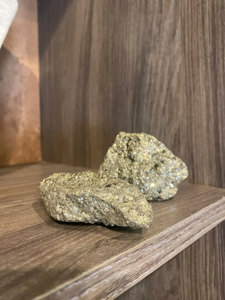 PIRITA:tiene un significado espiritual profundo, principalmente asociado con la abundancia, la prosperidad y la protección. Se cree que atrae energía positiva, buena suerte y ayuda a manifestar deseos. Además, la pirita fortalece la confianza, la asertividad y puede ser utilizada para repeler energías negativas.