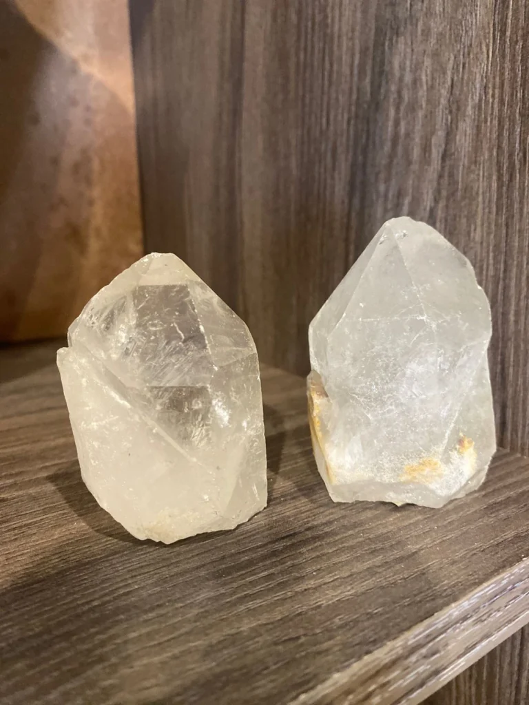 PUNTAS DE CUARZO: es conocido como la "piedra del amor" y se asocia con el amor incondicional, la paz y la armonía. Espiritualmente, se cree que fomenta el amor propio, el amor romántico, y el amor hacia los demás. También se le atribuyen propiedades para fortalecer relaciones, sanar heridas emocionales y promover la compasión y la comprensión, así como para limpiar espacios .